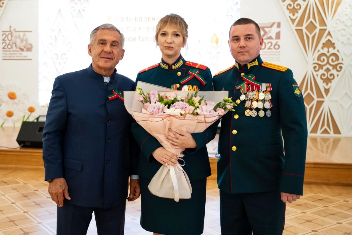 Рустам Минниханов: Для нас с супругой огромное удовольствие и честь ежегодно принимать в Кремле лучшие семьи республики - многодетных родителей, супругов, десятилетиями идущих рука об руку, семьи, чьи сыновья сегодня... Рустам Минниханов: Для нас с супругой огромное удовольствие и честь ежегодно принимать в Кремле лучшие семьи республики - многодетных родителей, супругов, десятилетиями идущих рука об руку, семьи, чьи сыновья сегодня...