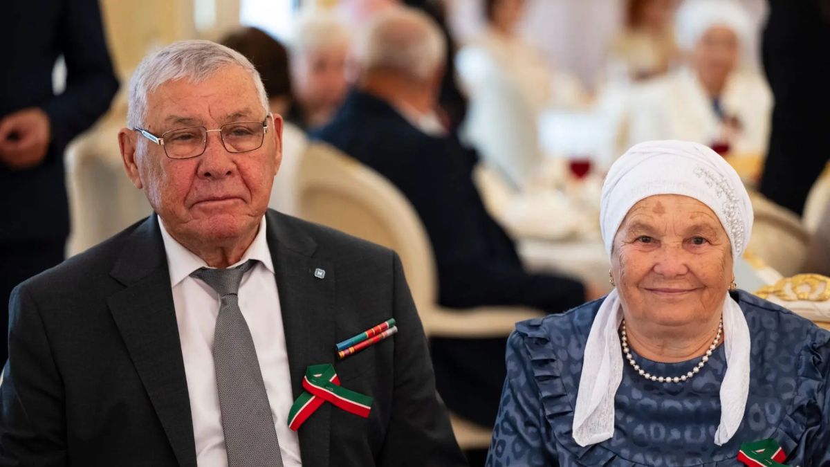 Рустам Минниханов: Для нас с супругой огромное удовольствие и честь ежегодно принимать в Кремле лучшие семьи республики - многодетных родителей, супругов, десятилетиями идущих рука об руку, семьи, чьи сыновья сегодня... Рустам Минниханов: Для нас с супругой огромное удовольствие и честь ежегодно принимать в Кремле лучшие семьи республики - многодетных родителей, супругов, десятилетиями идущих рука об руку, семьи, чьи сыновья сегодня...
