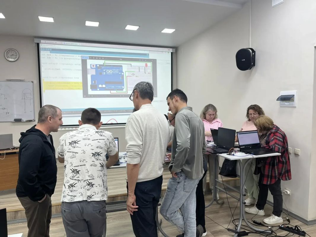 В Татарстане продолжается подготовка педагогических команд в рамках республиканского проекта «Физико-химический прорыв» В Татарстане продолжается подготовка педагогических команд в рамках республиканского проекта «Физико-химический прорыв»