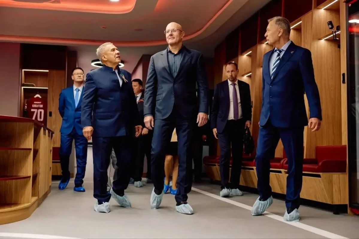 Дмитрий Чернышенко и Рустам Минниханов открыли Центр развития футбола в Казани Дмитрий Чернышенко и Рустам Минниханов открыли Центр развития футбола в Казани