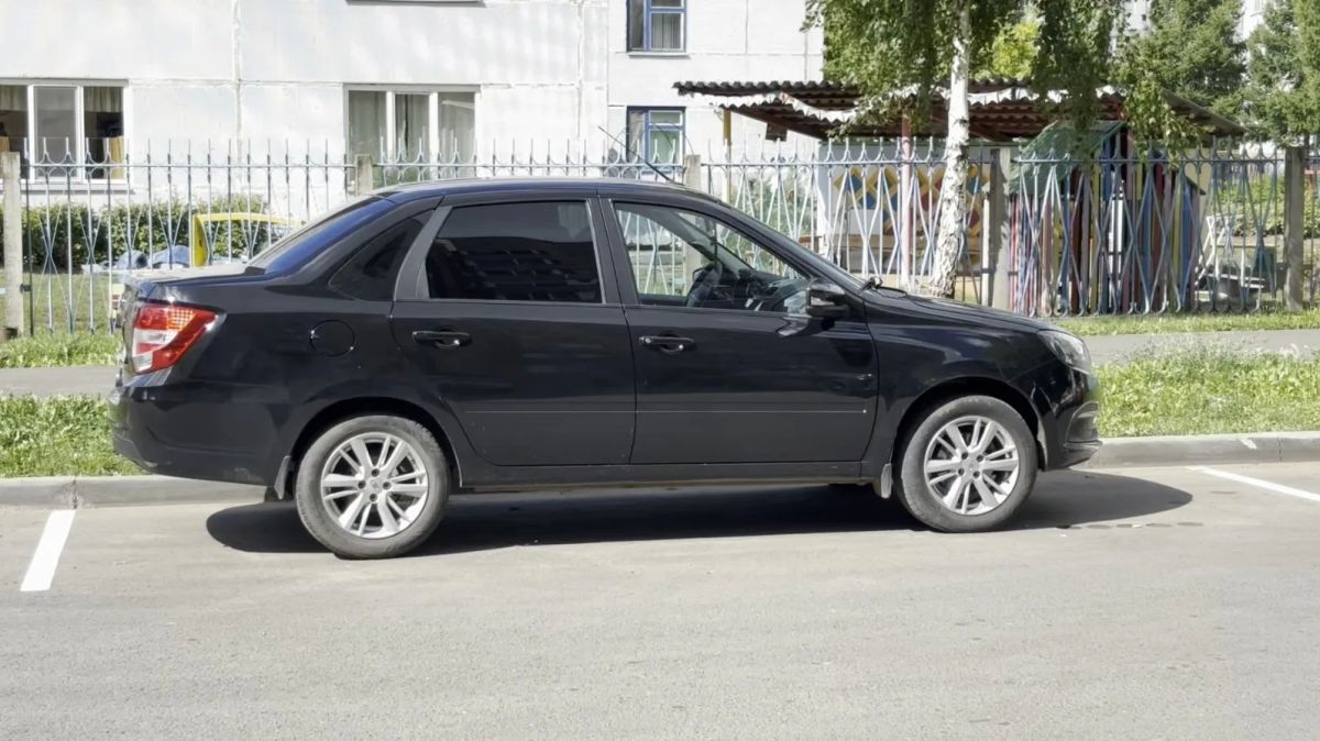 Жильцы дома Мира 38 на свои деньги нанесли разметку на дворовой парковке Жильцы дома Мира 38 на свои деньги нанесли разметку на дворовой парковке