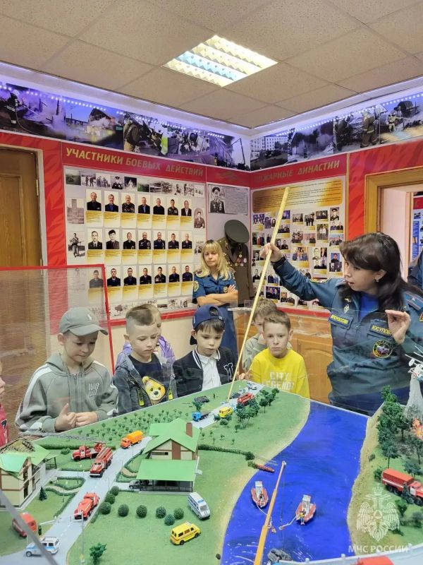 Зеленодольские пожарные организовали праздник для будущих первоклашек Зеленодольские пожарные организовали праздник для будущих первоклашек