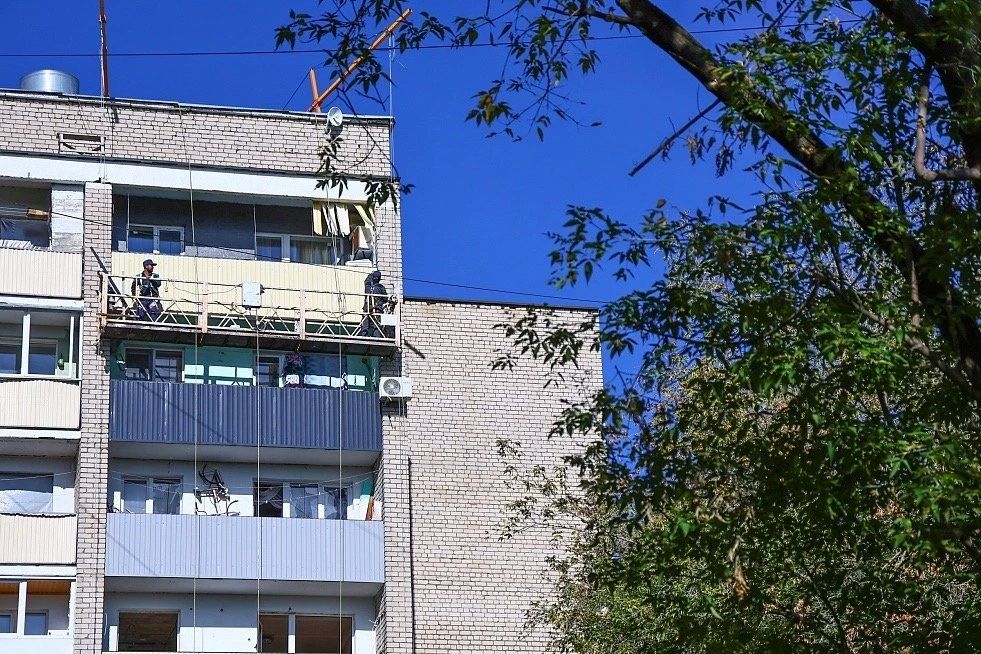 Мэр Нижнекамска Радмир Беляев проверил ход ремонтных работ в жилом доме на Школьном бульваре, который получил повреждения в результате атаки беспилотника 10 августа Мэр Нижнекамска Радмир Беляев проверил ход ремонтных работ в жилом доме на Школьном бульваре, который получил повреждения в результате атаки беспилотника 10 августа