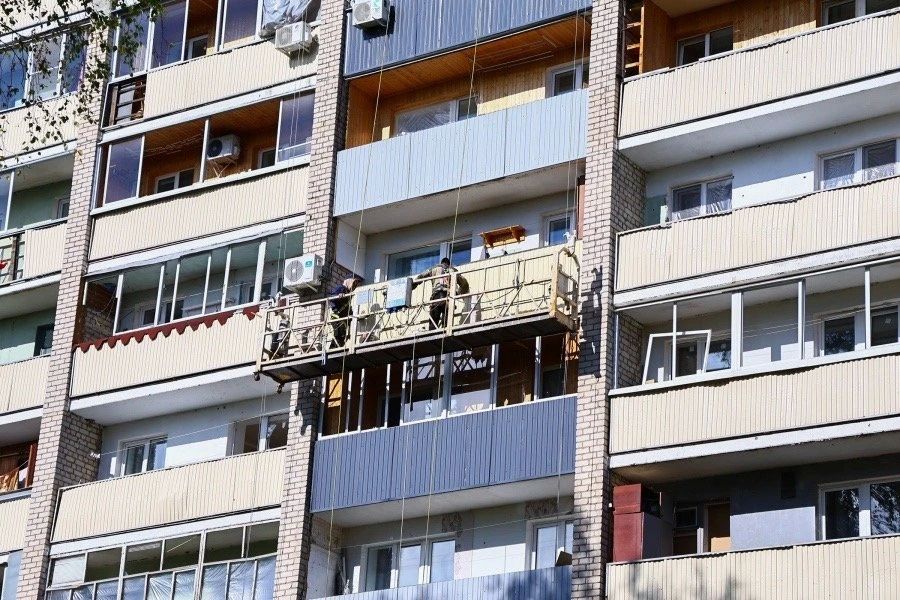Мэр Нижнекамска Радмир Беляев проверил ход ремонтных работ в жилом доме на Школьном бульваре, который получил повреждения в результате атаки беспилотника 10 августа Мэр Нижнекамска Радмир Беляев проверил ход ремонтных работ в жилом доме на Школьном бульваре, который получил повреждения в результате атаки беспилотника 10 августа