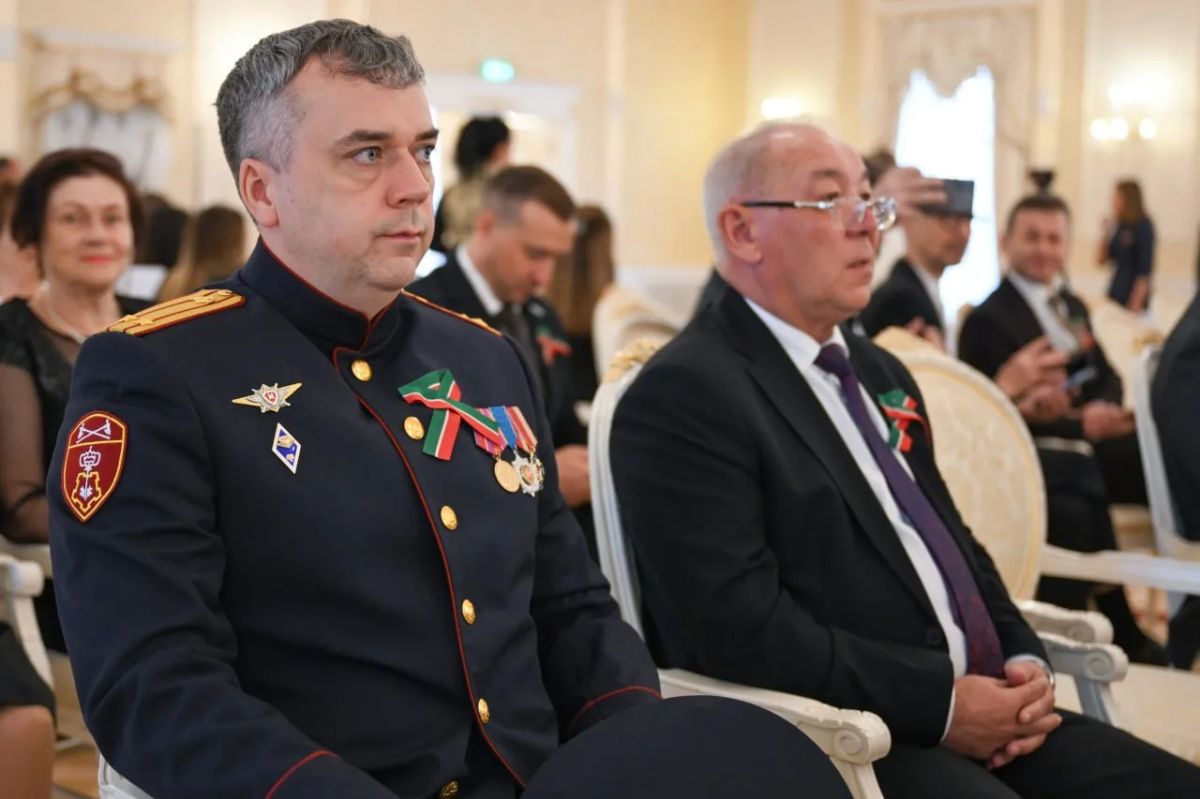 Рустам Минниханов вручил госнаграды в преддверии Дня Республики Татарстан Рустам Минниханов вручил госнаграды в преддверии Дня Республики Татарстан