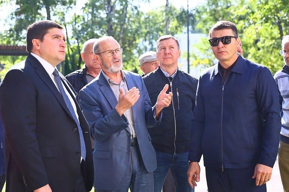 Мэр Нижнекамска Радмир Беляев проверил ход ремонтных работ в жилом доме на Школьном бульваре, который получил повреждения в результате атаки беспилотника 10 августа Мэр Нижнекамска Радмир Беляев проверил ход ремонтных работ в жилом доме на Школьном бульваре, который получил повреждения в результате атаки беспилотника 10 августа