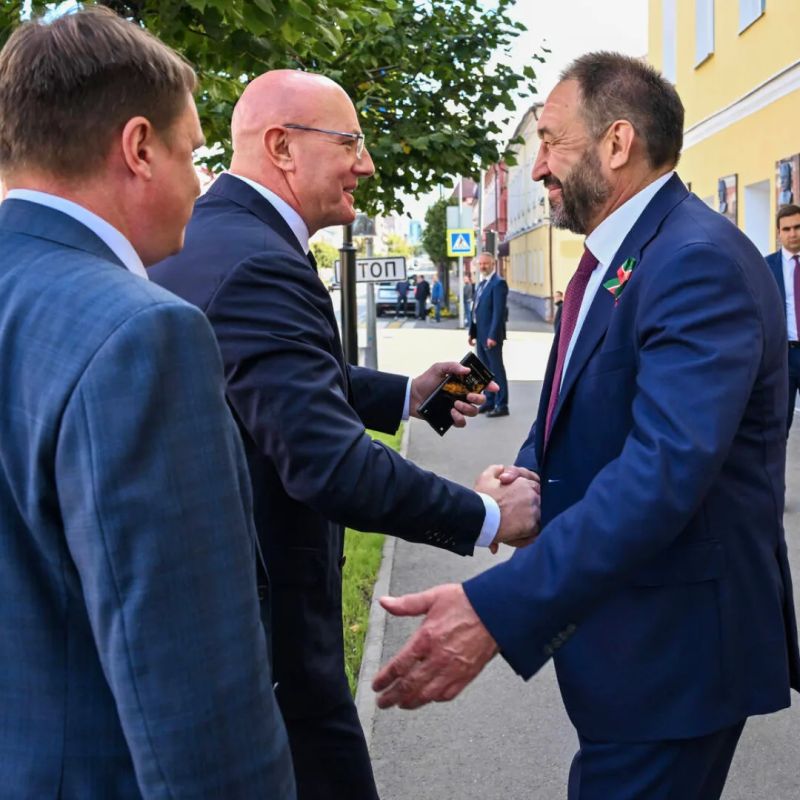 Дмитрий Чернышенко и Алексей Песошин открыли мемориальную доску Леониду Попову Дмитрий Чернышенко и Алексей Песошин открыли мемориальную доску Леониду Попову
