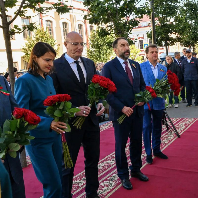 Дмитрий Чернышенко и Алексей Песошин открыли мемориальную доску Леониду Попову Дмитрий Чернышенко и Алексей Песошин открыли мемориальную доску Леониду Попову