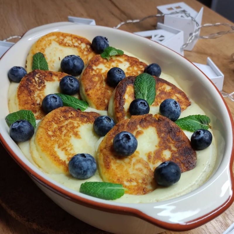 Нежные сырники с сметанным соусом: утренний десерт, который покорит всех