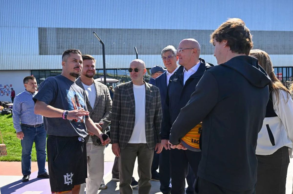 Чернышенко подарили виниловую пластинку на фестивале уличных культур в Казани Чернышенко подарили виниловую пластинку на фестивале уличных культур в Казани