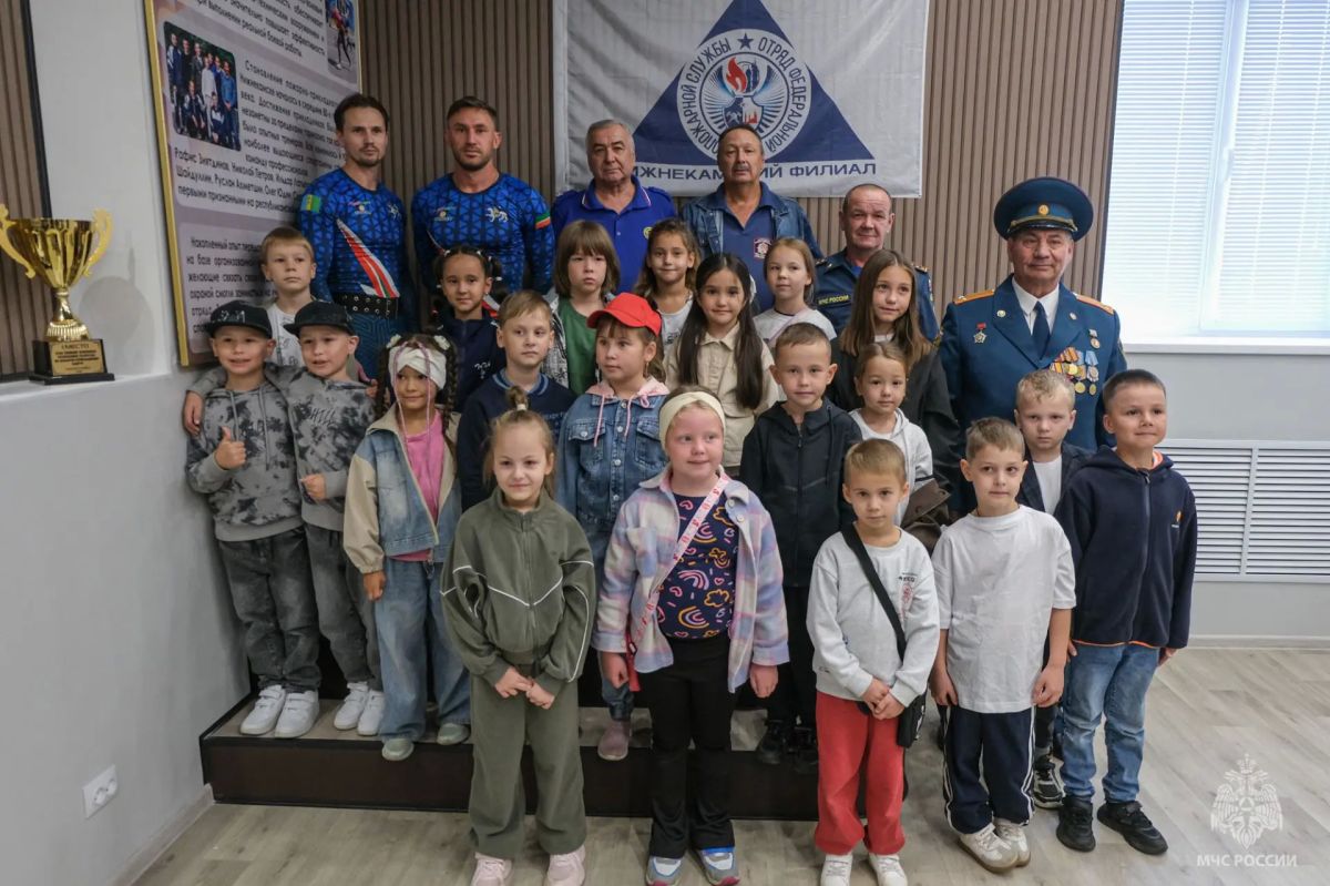 Напутствие первоклассникам: нижнекамские пожарные подарили детям яркий праздник Напутствие первоклассникам: нижнекамские пожарные подарили детям яркий праздник