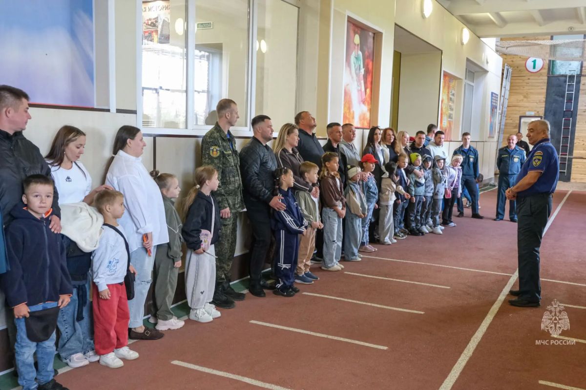 Напутствие первоклассникам: нижнекамские пожарные подарили детям яркий праздник Напутствие первоклассникам: нижнекамские пожарные подарили детям яркий праздник