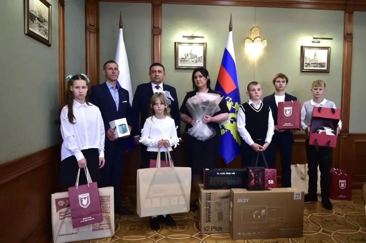 31 сентября 2026 года в преддверии «Дня знаний» в рамках акции «Помоги пойти учиться» министр внутренних дел Республики Татарстан генерал-лейтенант полиции Дамир Сатретдинов встретился с семьей многодетной сотрудницы полиции 31 сентября 2026 года в преддверии «Дня знаний» в рамках акции «Помоги пойти учиться» министр внутренних дел Республики Татарстан генерал-лейтенант полиции Дамир Сатретдинов встретился с семьей многодетной сотрудницы полиции
