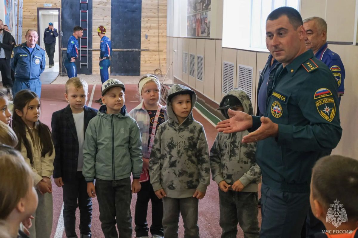 Напутствие первоклассникам: нижнекамские пожарные подарили детям яркий праздник Напутствие первоклассникам: нижнекамские пожарные подарили детям яркий праздник