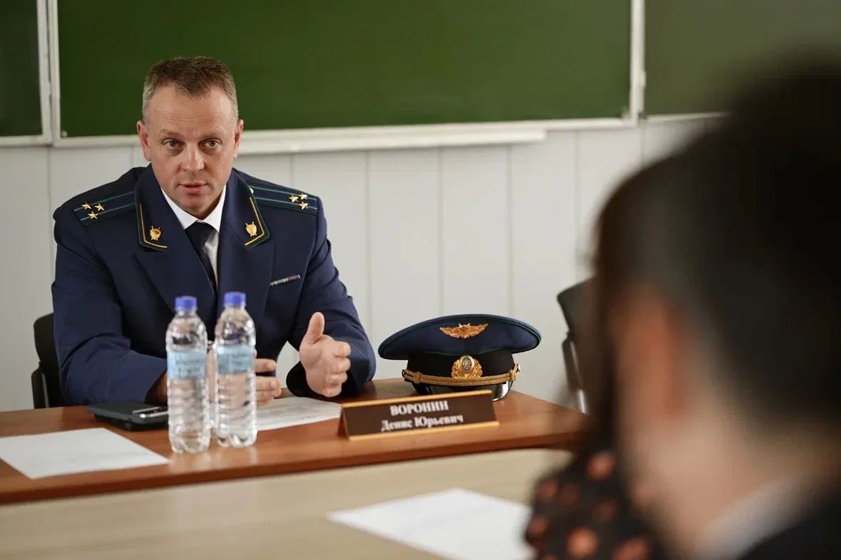 Начальник управления Генеральной прокуратуры Российской Федерации по Приволжскому федеральному округу Денис Воронин в ходе рабочей поездки в г. Казань принял участие в торжественной линейке, посвященной Дню знаний, в МБОУ... Начальник управления Генеральной прокуратуры Российской Федерации по Приволжскому федеральному округу Денис Воронин в ходе рабочей поездки в г. Казань принял участие в торжественной линейке, посвященной Дню знаний, в МБОУ...