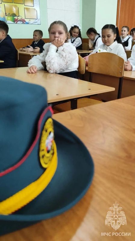 Сотрудники МЧС России обеспечивают безопасность в День знаний