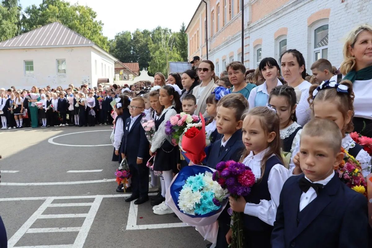 Экзам Губайдуллин поздравил учащихся Тетюшского района с Днем знаний Экзам Губайдуллин поздравил учащихся Тетюшского района с Днем знаний