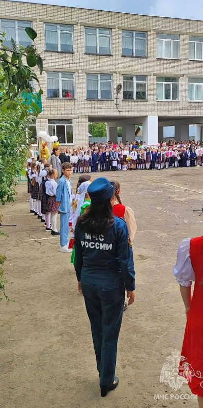 Сотрудники МЧС России обеспечивают безопасность в День знаний Сотрудники МЧС России обеспечивают безопасность в День знаний