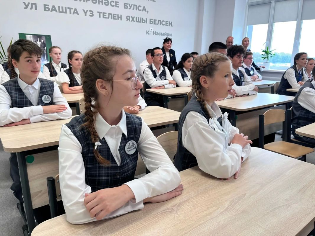 Новая гимназия №1 имени Героя Советского Союза Асафа Абдрахманова распахнула двери в Агрызе! Новая гимназия №1 имени Героя Советского Союза Асафа Абдрахманова распахнула двери в Агрызе!