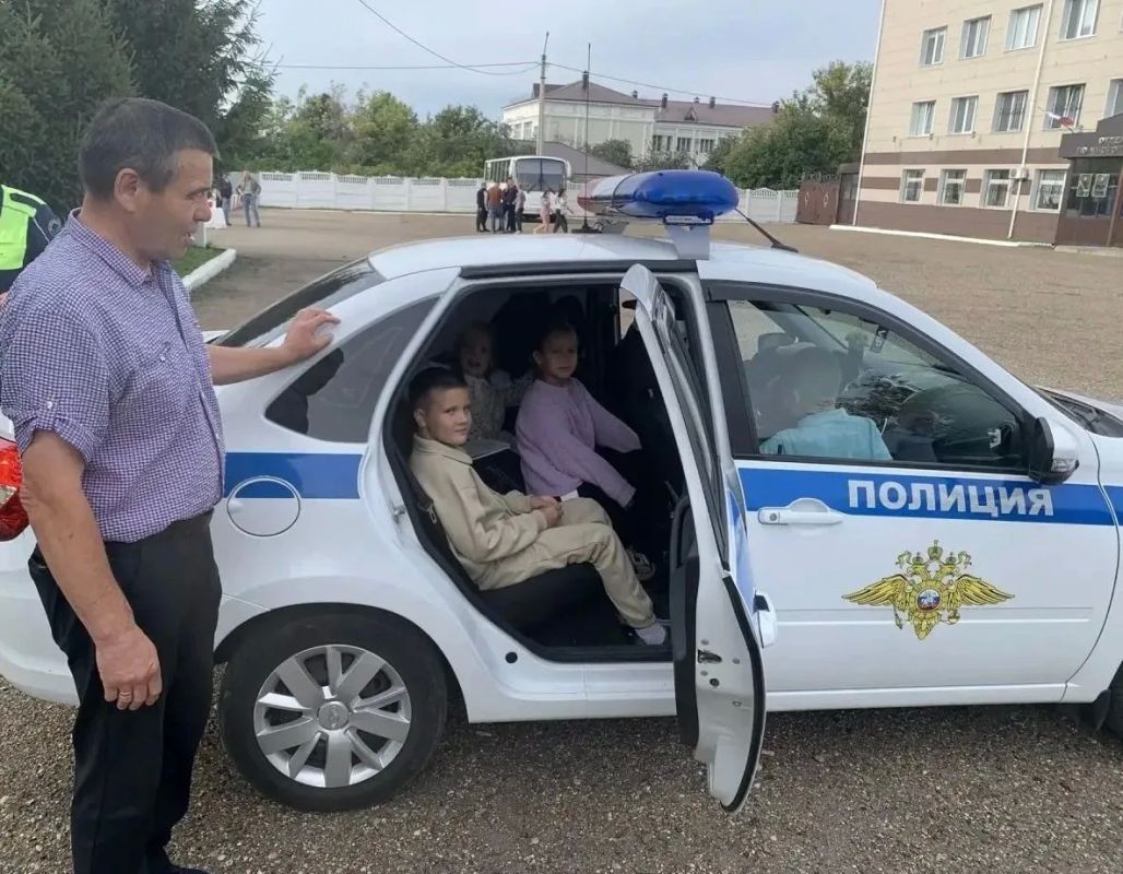 Ко дню знаний в отделе МВД России по Чистопольскому району принимали особенных гостей — двенадцать детей сотрудников полиции, которым предстоит впервые переступить порог школы Ко дню знаний в отделе МВД России по Чистопольскому району принимали особенных гостей — двенадцать детей сотрудников полиции, которым предстоит впервые переступить порог школы