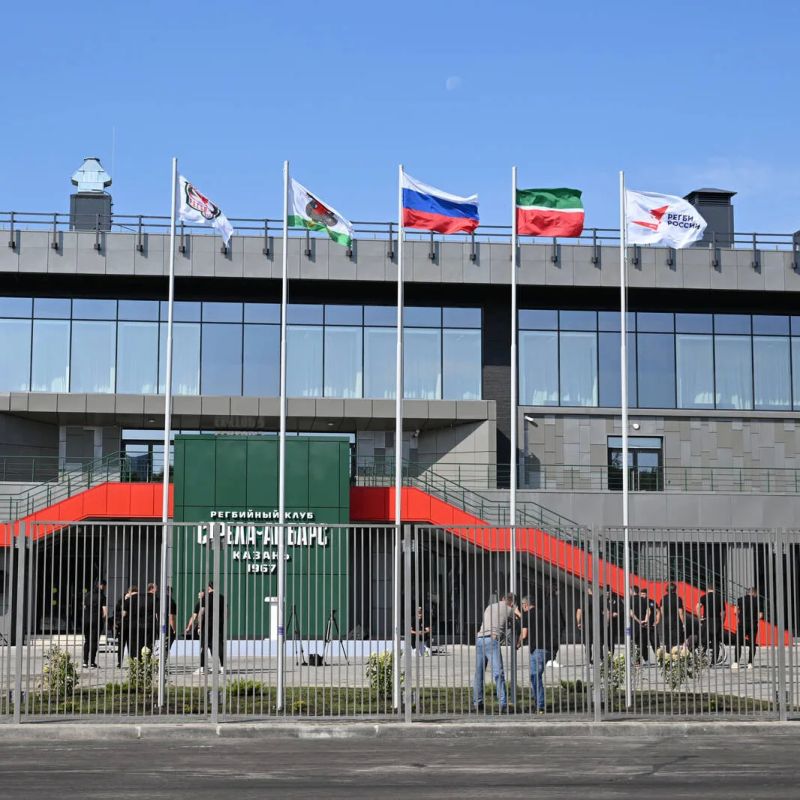 1,5 млрд рублей потратили на строительство центра регби в Казани, который сегодня торжественно открыли в присутствии Рустама Минниханова 1,5 млрд рублей потратили на строительство центра регби в Казани, который сегодня торжественно открыли в присутствии Рустама Минниханова