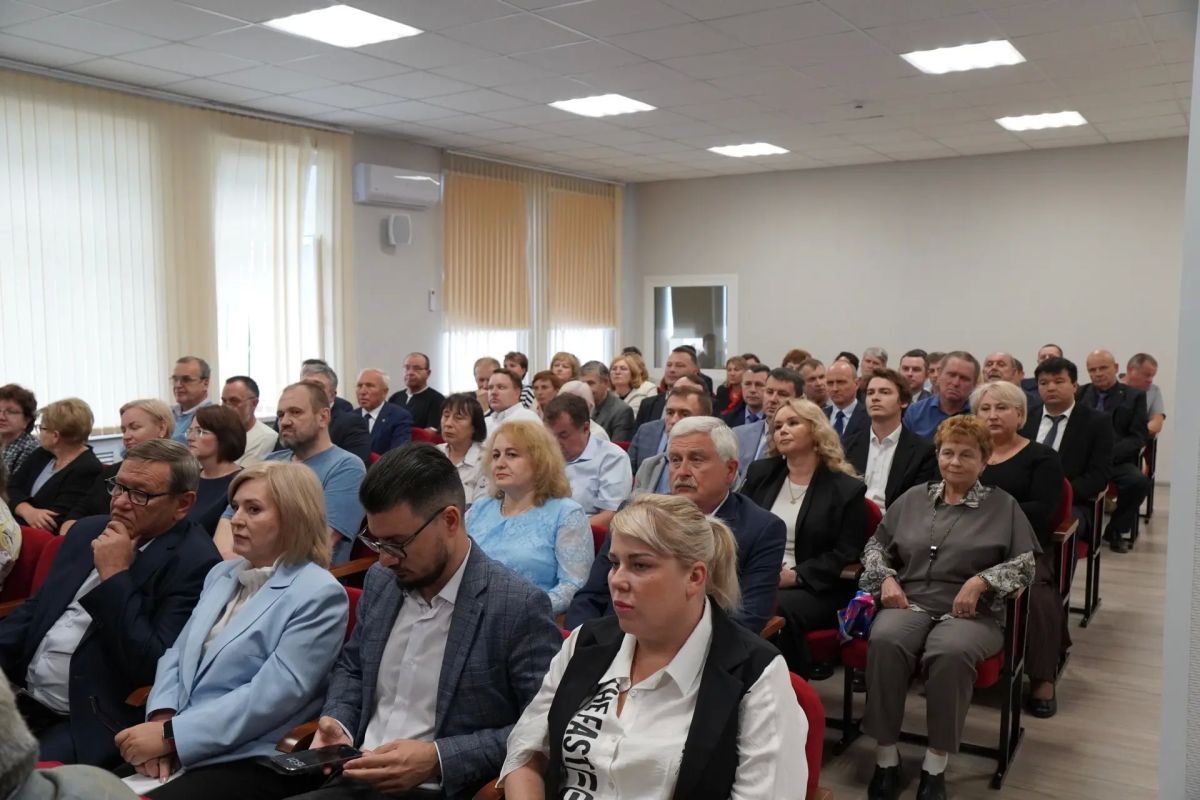 Лилия Маврина вручила сотрудникам ГИПО свидетельства о занесении на Электронную доску почета Лилия Маврина вручила сотрудникам ГИПО свидетельства о занесении на Электронную доску почета