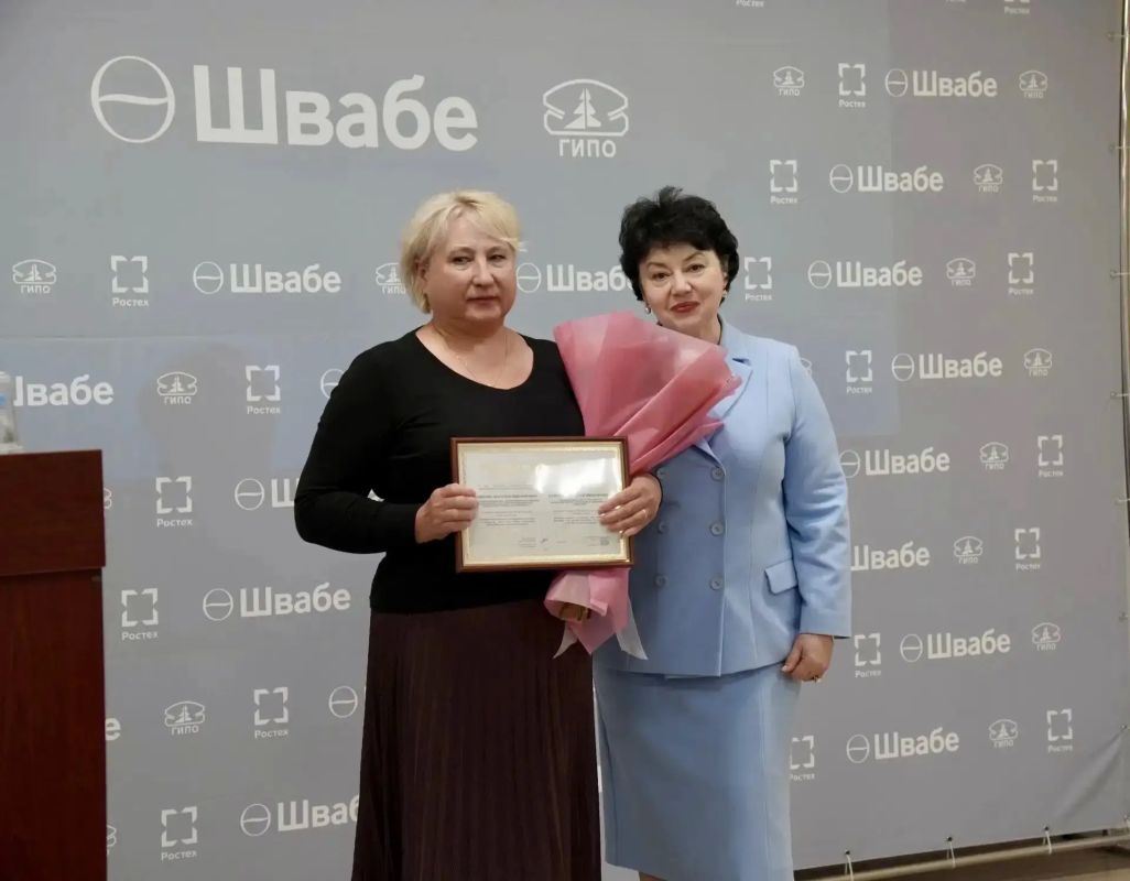 Лилия Маврина вручила сотрудникам ГИПО свидетельства о занесении на Электронную доску почета Лилия Маврина вручила сотрудникам ГИПО свидетельства о занесении на Электронную доску почета