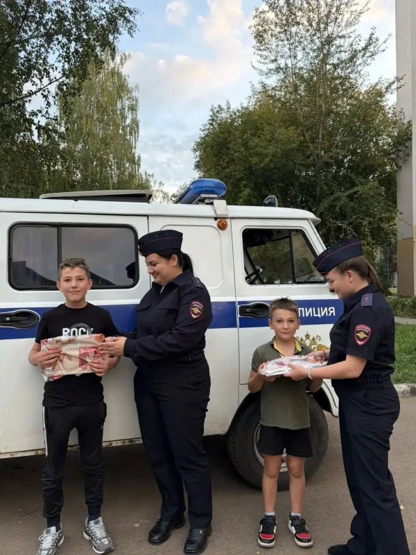 «Помоги собраться в школу»: полицейские Нижнекамска поддержали семьи в трудной ситуации