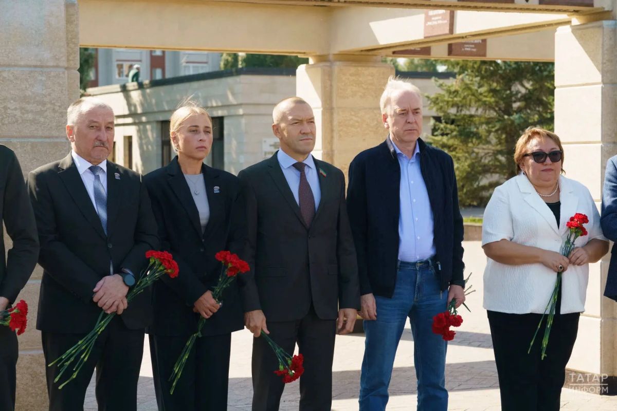 Депутаты Государственного Совета возложили цветы к Вечному огню в День памяти жертв терактов Депутаты Государственного Совета возложили цветы к Вечному огню в День памяти жертв терактов