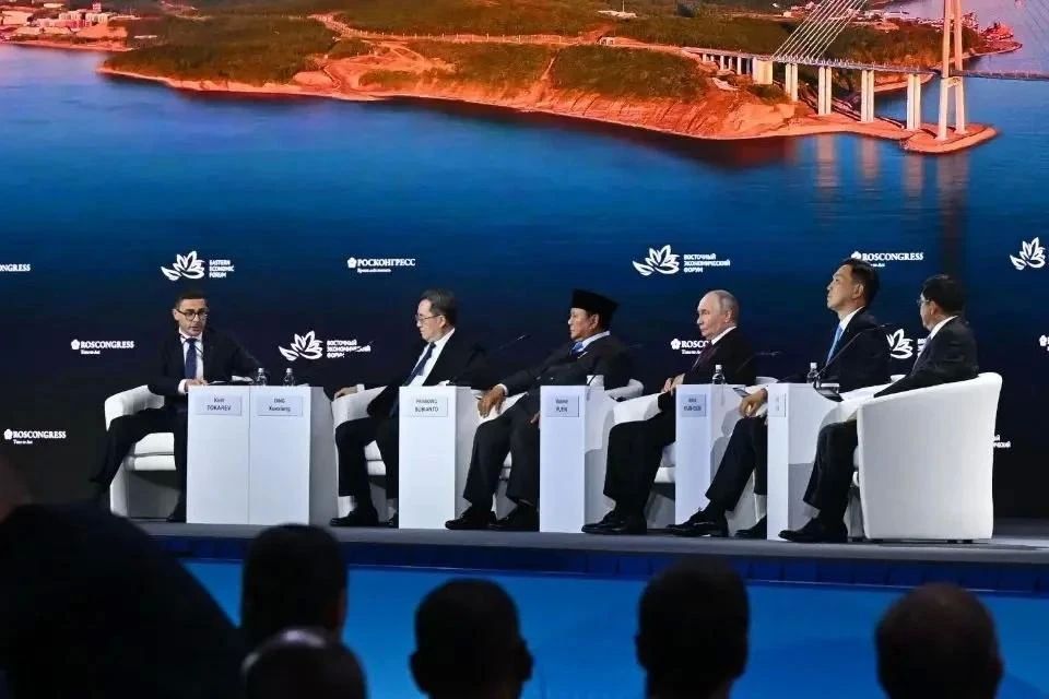 Рустам Минниханов принимает участие в пленарном заседании Восточного экономического форума Рустам Минниханов принимает участие в пленарном заседании Восточного экономического форума