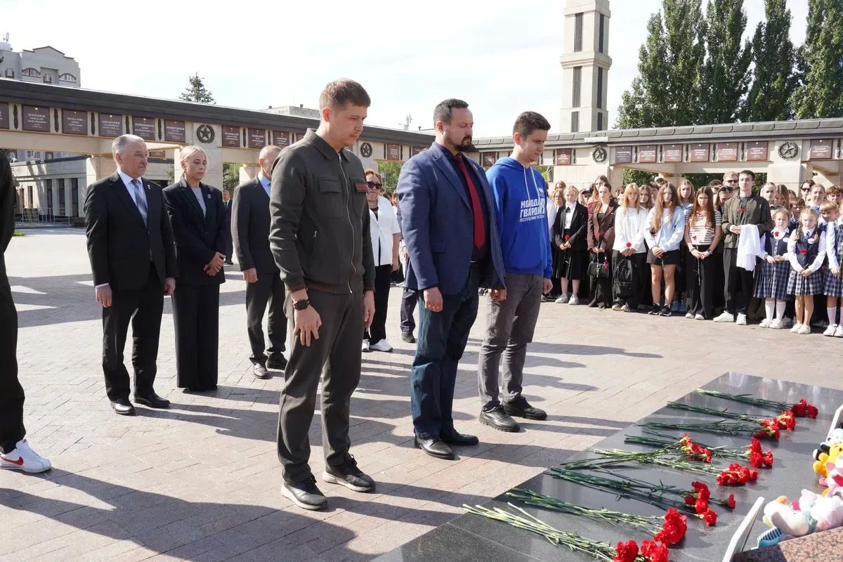 Депутаты Государственного Совета возложили цветы к Вечному огню в День памяти жертв терактов Депутаты Государственного Совета возложили цветы к Вечному огню в День памяти жертв терактов