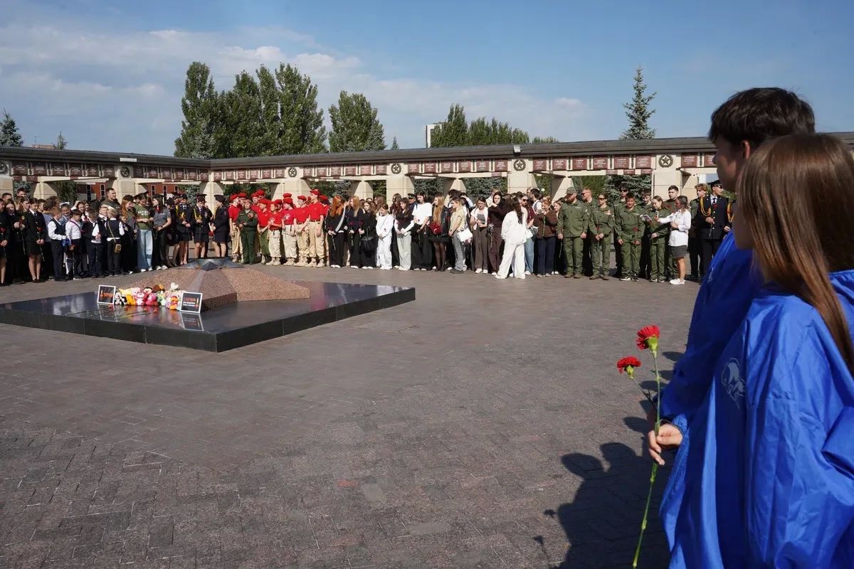 Депутаты Государственного Совета возложили цветы к Вечному огню в День памяти жертв терактов Депутаты Государственного Совета возложили цветы к Вечному огню в День памяти жертв терактов