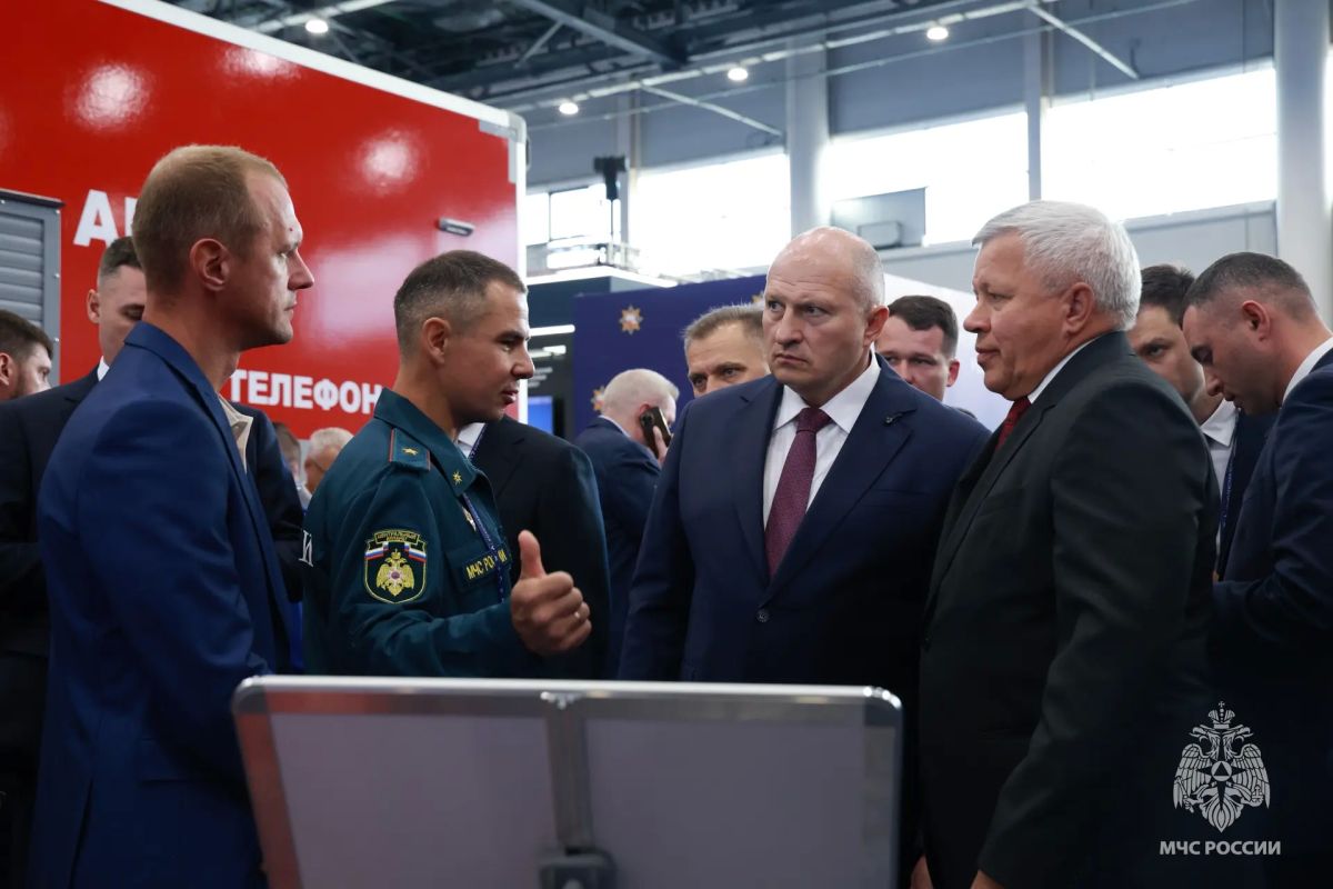 Глава МЧС России ознакомился с передовыми разработками подведомственных организаций МЧС России Глава МЧС России ознакомился с передовыми разработками подведомственных организаций МЧС России