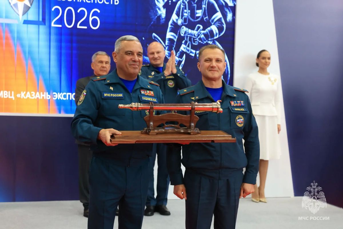 Александр Куренков и Рустам Минниханов дали старт пожарной эстафете в честь празднования 380 годовщины пожарной охраны России Александр Куренков и Рустам Минниханов дали старт пожарной эстафете в честь празднования 380 годовщины пожарной охраны России