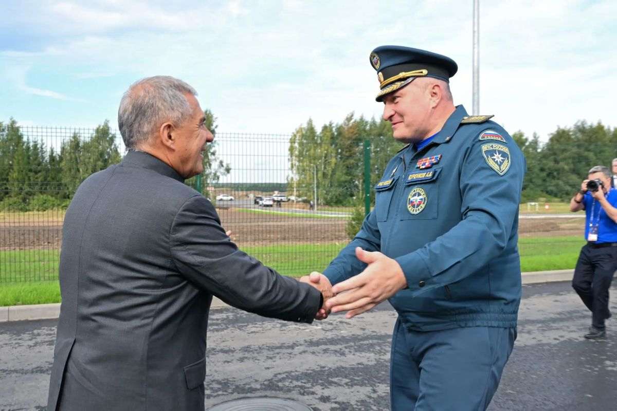 Глава МЧС РФ Александр Куренков и Рустам Минниханов открыли тренировочный полигон МЧС и новую пожарно-спасательную часть в Лаишевском районе Глава МЧС РФ Александр Куренков и Рустам Минниханов открыли тренировочный полигон МЧС и новую пожарно-спасательную часть в Лаишевском районе