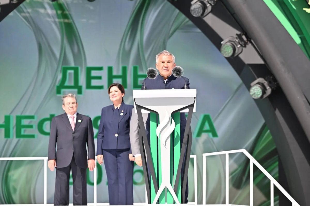 «Нефтяники и газовики Татарстана всегда достойно отвечали на самые сложные вызовы времени, обеспечивая страну стратегически важными ресурсами» «Нефтяники и газовики Татарстана всегда достойно отвечали на самые сложные вызовы времени, обеспечивая страну стратегически важными ресурсами»