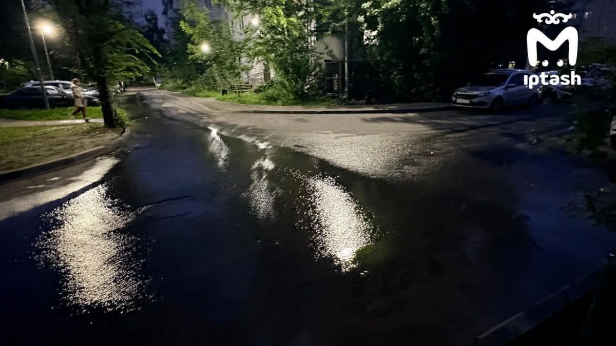 Уже месяц "Водоканал" не может заделать течь в трубах на Назарбаева Уже месяц "Водоканал" не может заделать течь в трубах на Назарбаева