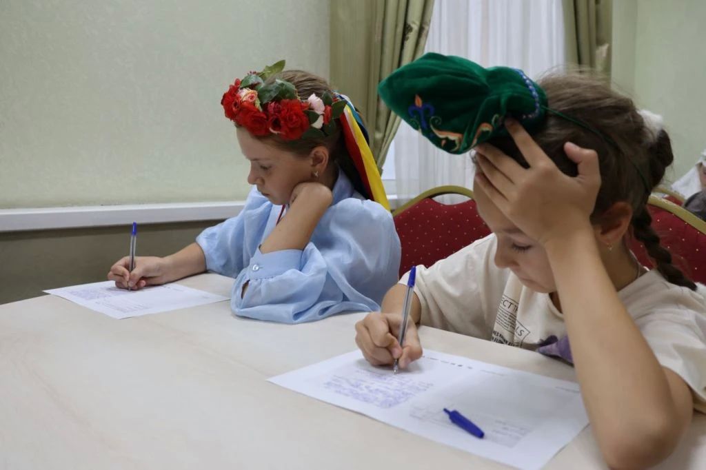 В Казани написали Всероссийский диктант в рамках просветительской акции «Россия – дом народов» В Казани написали Всероссийский диктант в рамках просветительской акции «Россия – дом народов»