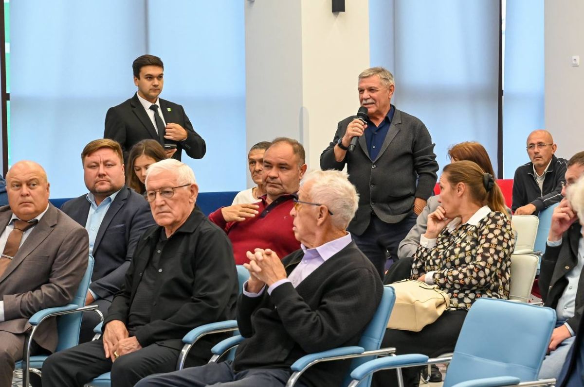 Айдар Метшин встретился с активом спортивного сообщества Нижнекамска Айдар Метшин встретился с активом спортивного сообщества Нижнекамска