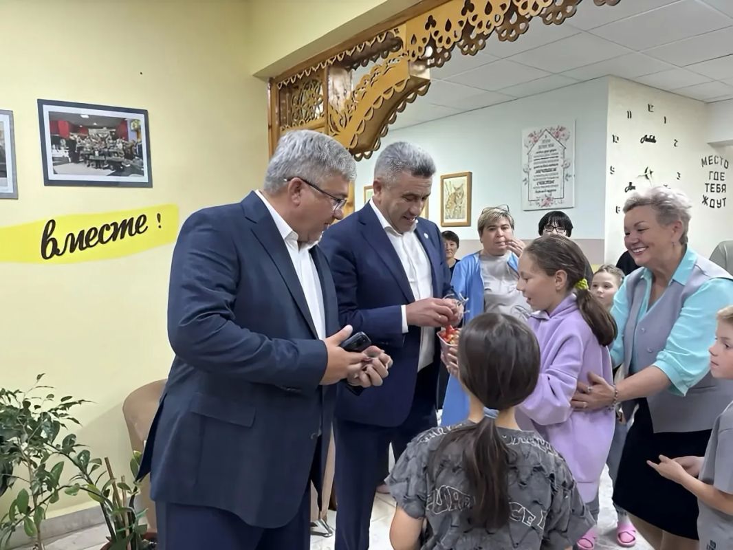 Совместно с министром образования и науки Татарстана Ильсуром Хадиуллиным посетили Нурлатский детский дом, которому в следующем году исполнится 85 лет Совместно с министром образования и науки Татарстана Ильсуром Хадиуллиным посетили Нурлатский детский дом, которому в следующем году исполнится 85 лет