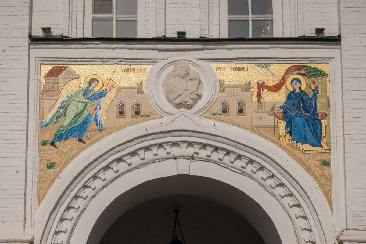 Над вратами Раифского монастыря восстановили мозаичный образ