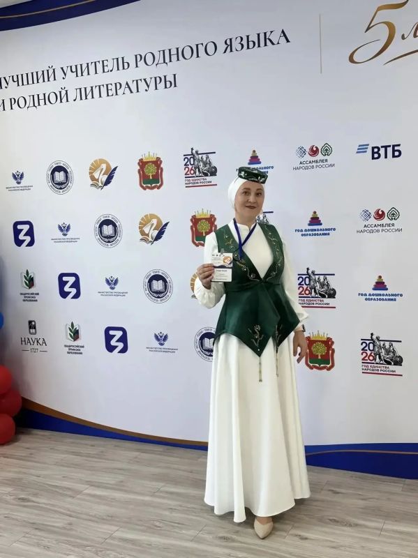 Напомним, что среди участников Всероссийского конкурса на звание лучшего учителя родного языка и литературы продолжается голосование в номинации "Общественное признание" Напомним, что среди участников Всероссийского конкурса на звание лучшего учителя родного языка и литературы продолжается голосование в номинации "Общественное признание"