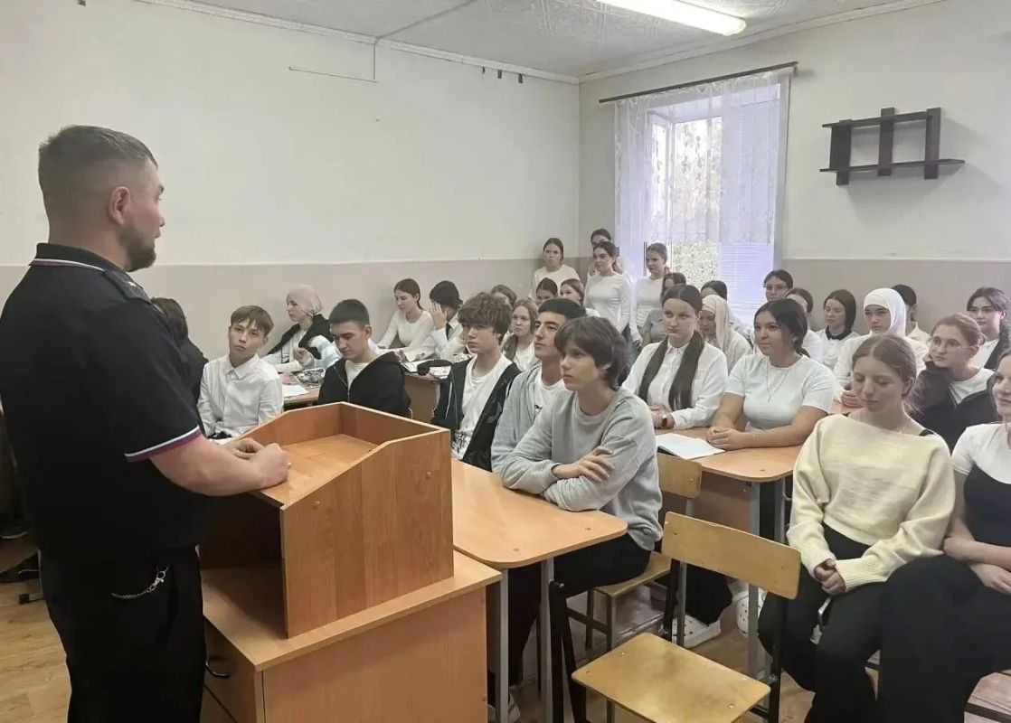 В Чистополе полицейские провели профилактическую беседу со студентами медколледжа В Чистополе полицейские провели профилактическую беседу со студентами медколледжа