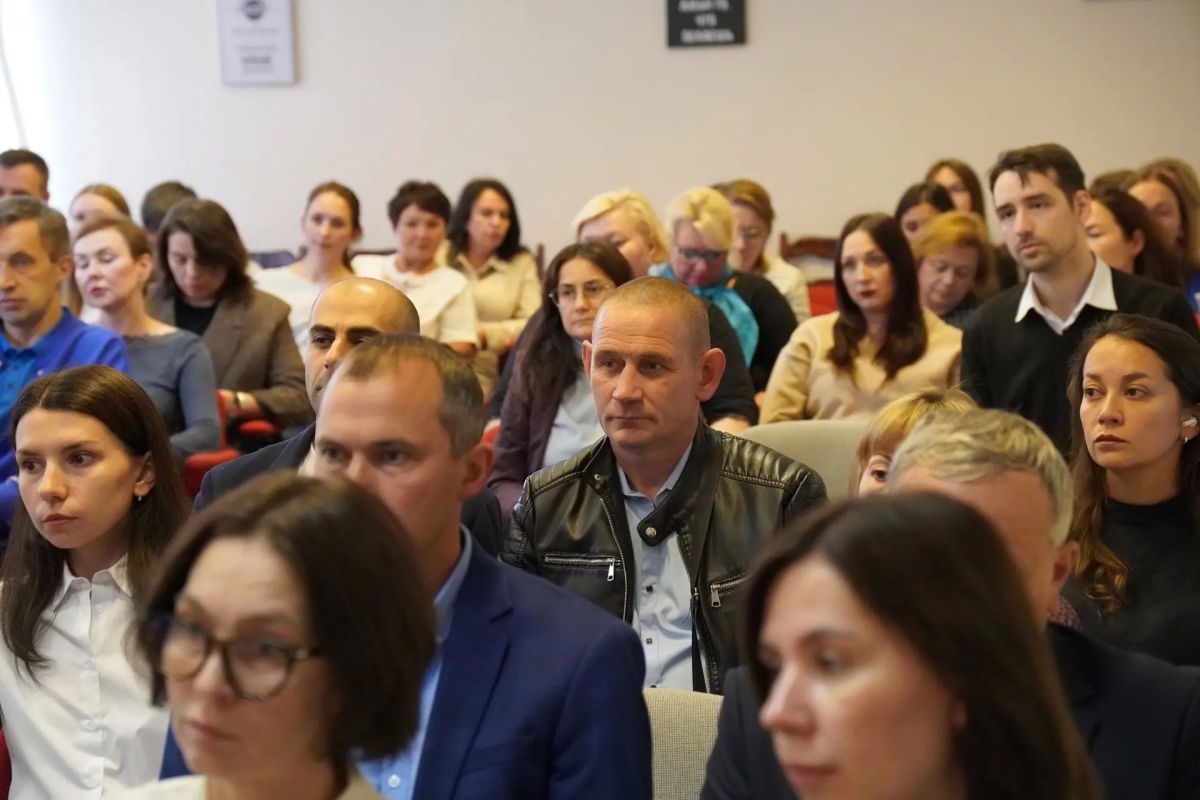 Андрей Егоров вручил сотрудникам «Казметростроя» свидетельства о занесении на Электронную доску почета Андрей Егоров вручил сотрудникам «Казметростроя» свидетельства о занесении на Электронную доску почета