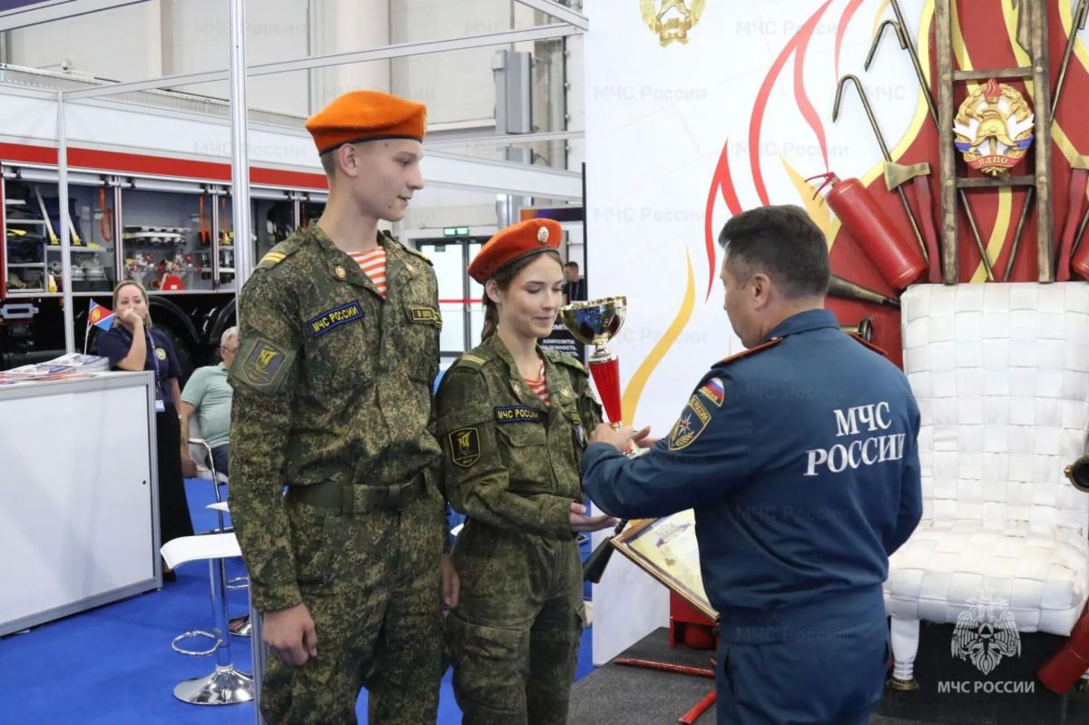 Дружину юных пожарных из Татарстана наградили на «Комплексной безопасности» у стенда ВДПО Дружину юных пожарных из Татарстана наградили на «Комплексной безопасности» у стенда ВДПО