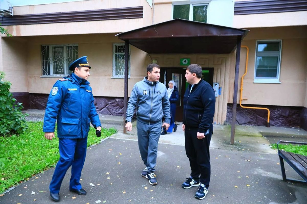 В Нижнекамске жильцов пострадавшего дома при атаке БПЛА направили в пункт временного размещения В Нижнекамске жильцов пострадавшего дома при атаке БПЛА направили в пункт временного размещения