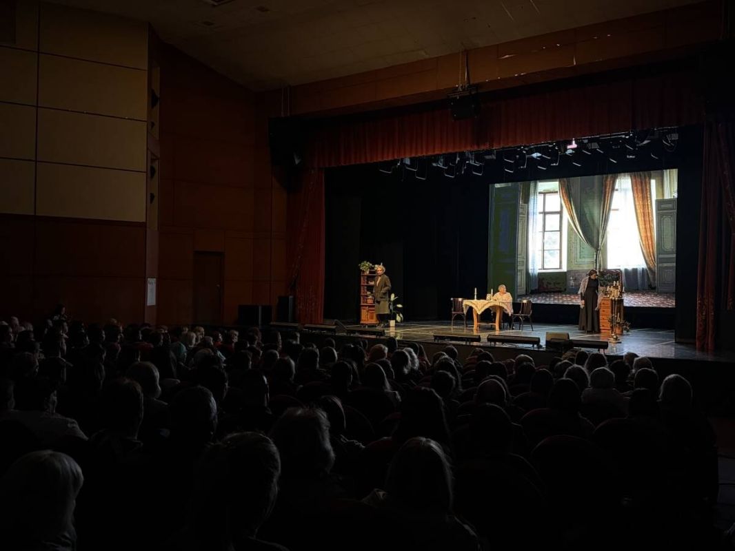 В Менделеевске прошла премьера спектакля «Три» с Нелли Уваровой В Менделеевске прошла премьера спектакля «Три» с Нелли Уваровой