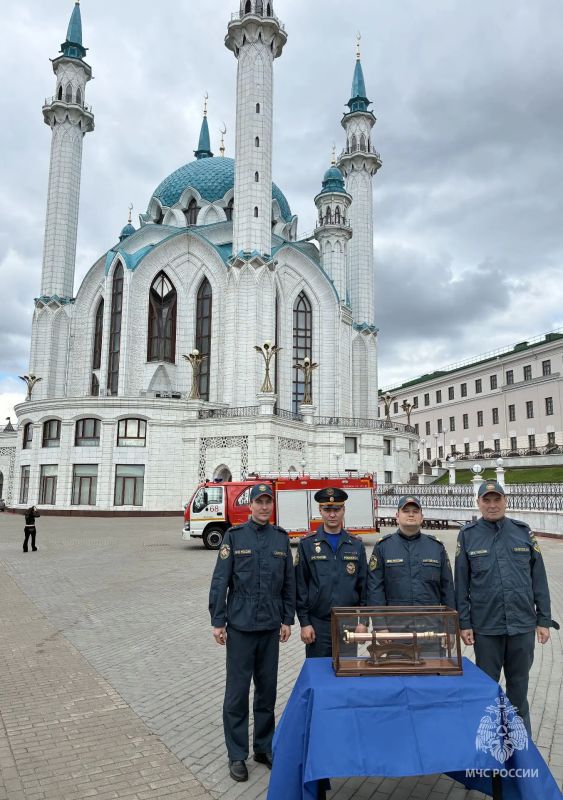 Исторический пожарный ствол передан из Татарстана в Удмуртию в рамках юбилейной эстафеты Исторический пожарный ствол передан из Татарстана в Удмуртию в рамках юбилейной эстафеты