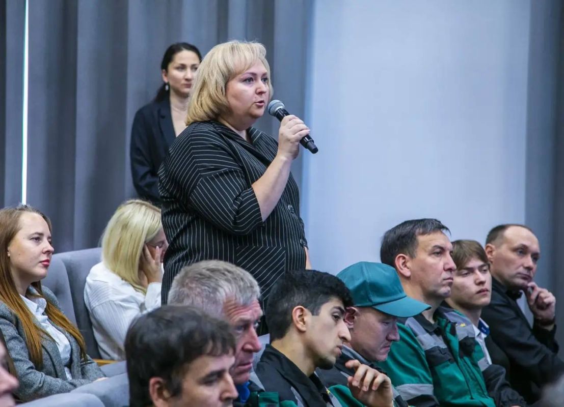 Мэр Нижнекамска Радмир Беляев и депутат Госдумы РФ Айдар Метшин встретились с коллективом «ТАИФ-НК» Мэр Нижнекамска Радмир Беляев и депутат Госдумы РФ Айдар Метшин встретились с коллективом «ТАИФ-НК»