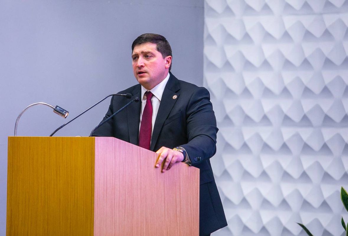 Мэр Нижнекамска Радмир Беляев и депутат Госдумы РФ Айдар Метшин встретились с коллективом «ТАИФ-НК» Мэр Нижнекамска Радмир Беляев и депутат Госдумы РФ Айдар Метшин встретились с коллективом «ТАИФ-НК»